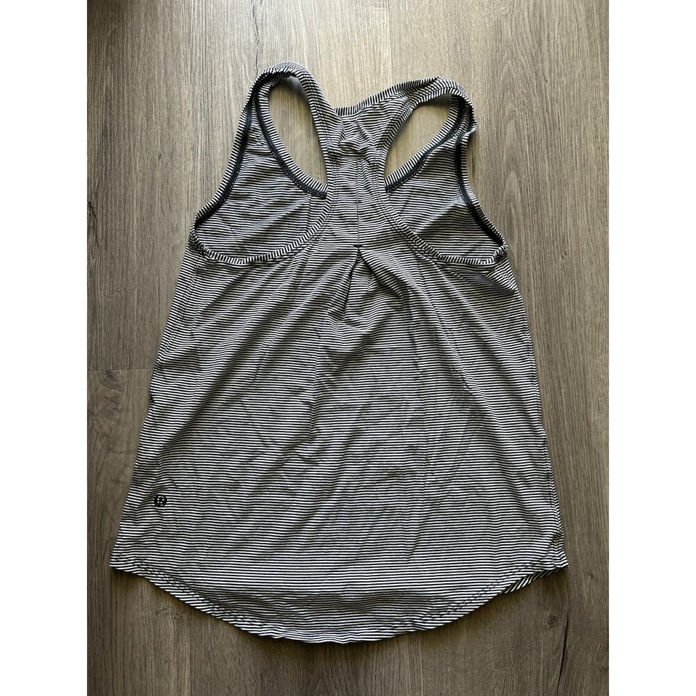 Lululemon tank top in black white pattern size 4 - Picture 2 of 2